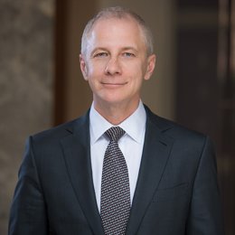 苹果(AAPL.US)强劲财报带动股价上涨，但AI投资及关税问题成华尔街争论焦点